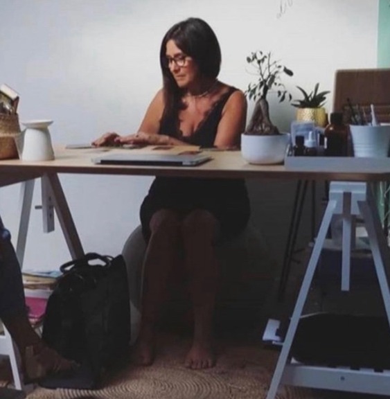 Sandrine, thérapeute bien-être, à son bureau