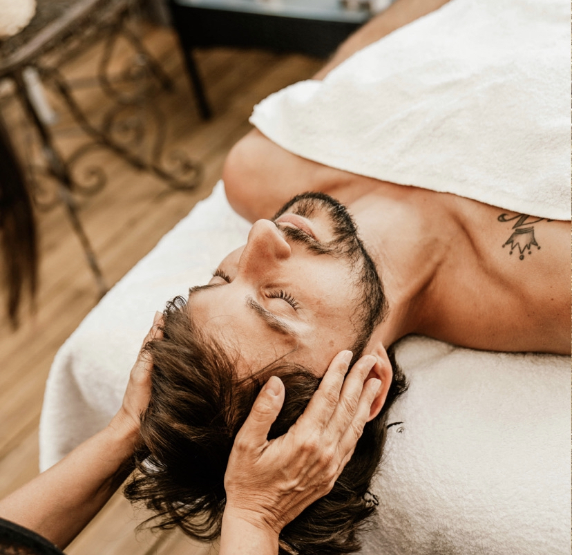 Homme détendu recevant un massage du cuir chevelu